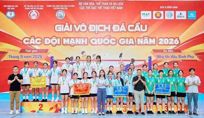 Ban tổ chức trao giải cho các đội có thành tích.