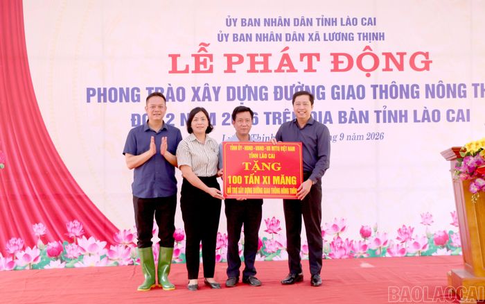 Bí thư Tỉnh ủy Dương Quốc Huy trao tặng xã Lương Thịnh 100 tấn xi măng để hỗ trợ phong trào xây dựng đường giao thông nông thôn.