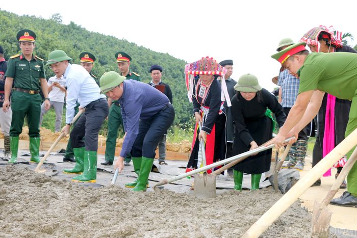 Đồng chí Dương Quốc Huy - Ủy viên Ban Chấp hành Trung ương Đảng, Bí thư Tỉnh ủy cùng bà con tham gia buổi ra quân làm đường giao thông nông thôn.