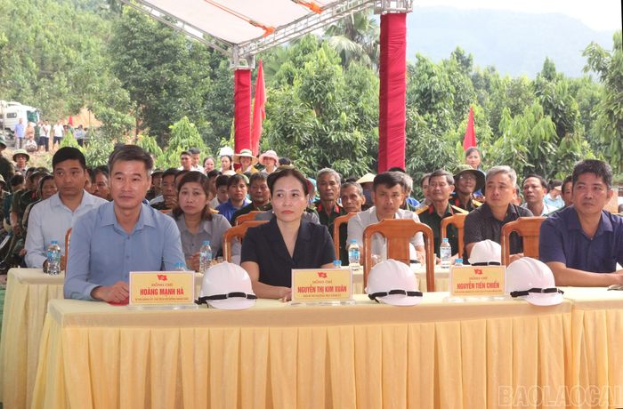 Các đại biểu dự lễ khởi công.