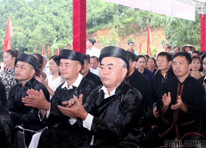 Người dân xã Việt Hồng phấn khởi tham gia lễ khởi công.