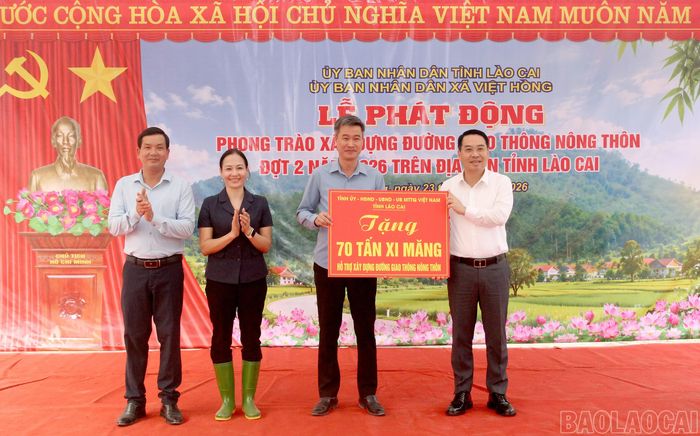 Chủ tịch UBND tỉnh Nguyễn Tuấn Anh trao hỗ trợ xã Việt Hồng 70 tấn xi măng.