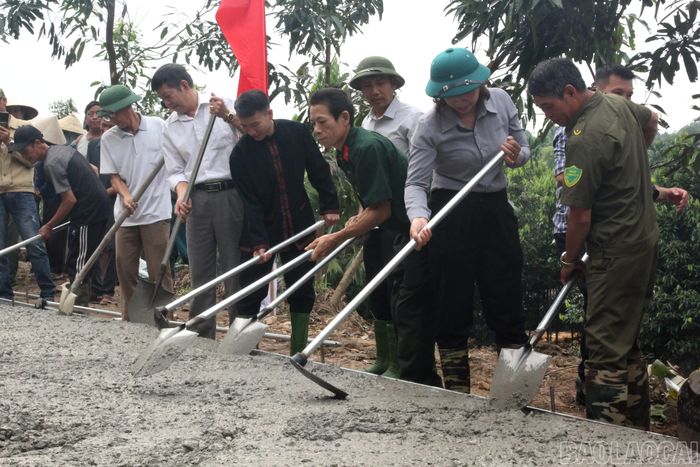 Nhân dân xã Việt Hồng tham gia khởi công tuyến đường tại thôn Việt Cường 1.
