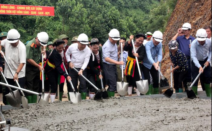 Chủ tịch UBND tỉnh Nguyễn Tuấn Anh cũng nhân dân xã Việt Hồng khởi công tuyến đường giao thông nông thôn tại thôn Việt Cường 1.