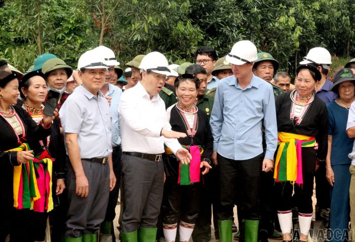 Chủ tịch UBND tỉnh Nguyễn Tuấn Anh trò chuyện cùng bà con nhân dân thôn Việt Cường 1, xã Việt Hồng.