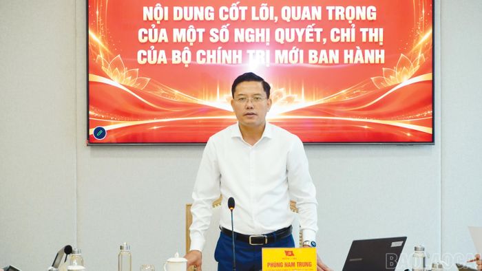Đồng chí Phùng Nam Trung - Phó trưởng Ban Tuyên giáo Tỉnh ủy quán triệt, cụ thể hoá các nội dung cơ bản, cốt lõi các nghị quyết, chỉ thị của Bộ Chính trị mới ban hành.