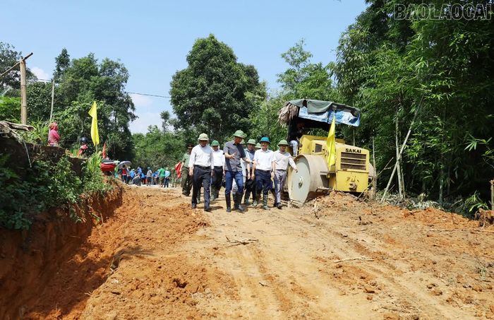 Đồng chí Nguyễn Thế Phước - Phó Bí thư Tỉnh ủy, Chủ tịch Ủy ban MTTQ Việt Nam tỉnh trực tiếp kiểm tra tuyến đường thôn Sín Chải.