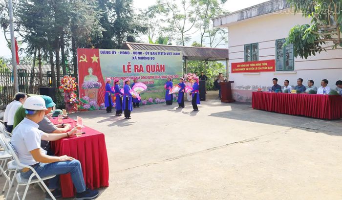 Tiết mục văn nghệ do Nhân dân xã Mường Bo biểu diễn tại lễ ra quân.