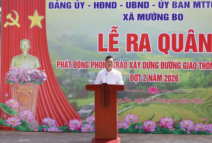 Đồng chí Nguyễn Trung Kiên - Bí thư Đảng ủy xã Mường Bo phát biểu tại lễ ra quân.