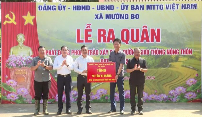 Đồng chí Nguyễn Thế Phước - Phó Bí thư Tỉnh ủy, Chủ tịch Ủy ban MTTQ Việt Nam tỉnh trao hỗ trợ cho chính quyền và Nhân dân xã Mường Bo thực hiện xây dựng đường giao thông nông thôn.