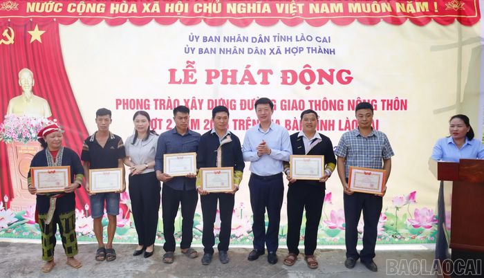  Xã Hợp Thành biểu dương, khen thưởng các tập thể, cá nhân tiêu biểu có nhiều đóng góp trong làm đường giao thông nông thôn. 