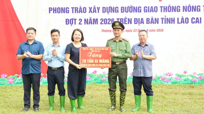  Thay mặt lãnh đạo tỉnh, Đại tá Trịnh Khắc Cường - Giám đốc Công an tỉnh trao hỗ trợ 70 tấn xi măng cho xã Thượng Bằng La để phục vụ xây dựng đường giao thông nông thôn. 