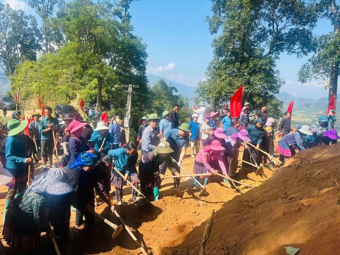  Đồng chí Hà Đức Minh cùng người dân tham gia lễ phát động. 