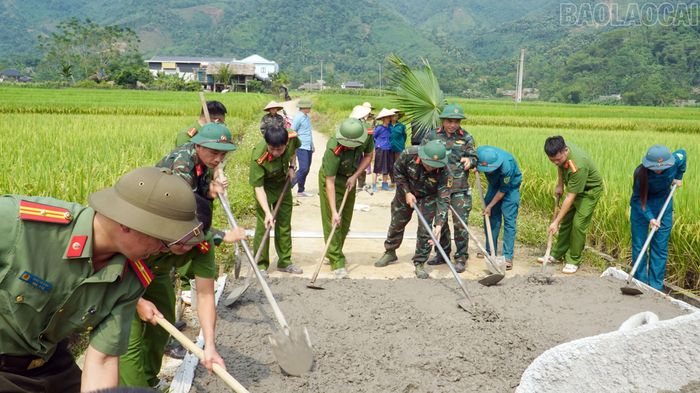  Các đại biểu và người dân tham gia làm đường giao thông nông thôn tại thôn Khánh Thiện, xã Lâm Thượng. 