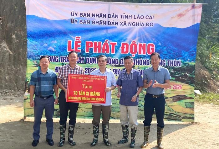  Tỉnh ủy, HĐND, UBND, Ủy ban MTTQVN tỉnh tặng xã Nghĩa Đô 70 tấn xi măng. 