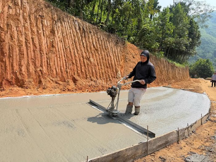  Các đại biểu và người dân ra quân thi công tuyến đường Thác Xa - Nậm Đâu. 