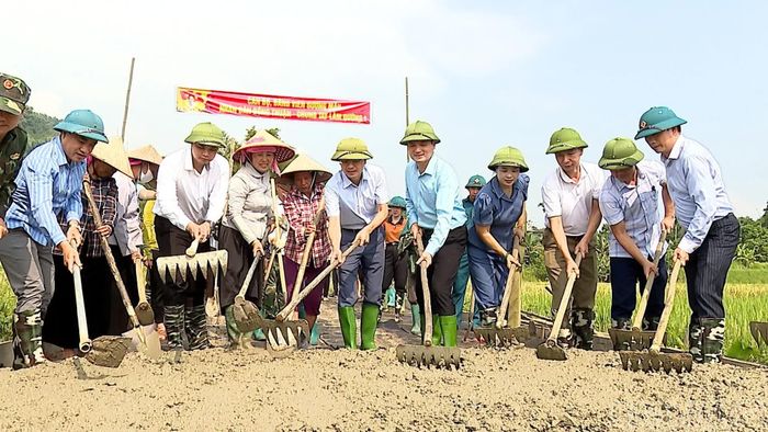  Các đại biểu và Nhân dân tham gia kiên cố hóa tuyến đường giao thông tại thôn Bản Viềng. 