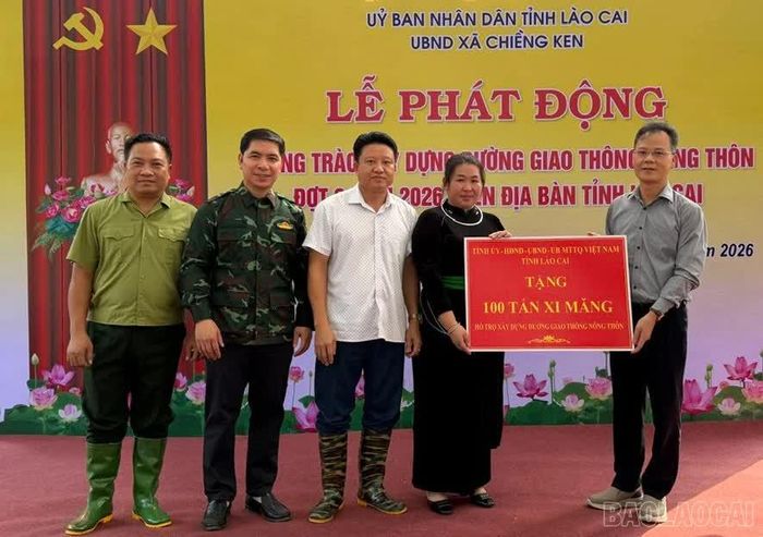  Đồng chí Nguyễn Thành Sinh - Phó Chủ tịch UBND tỉnh Lào Cai trao tặng 100 tấn xi măng cho Nhân dân thôn Bẻ 