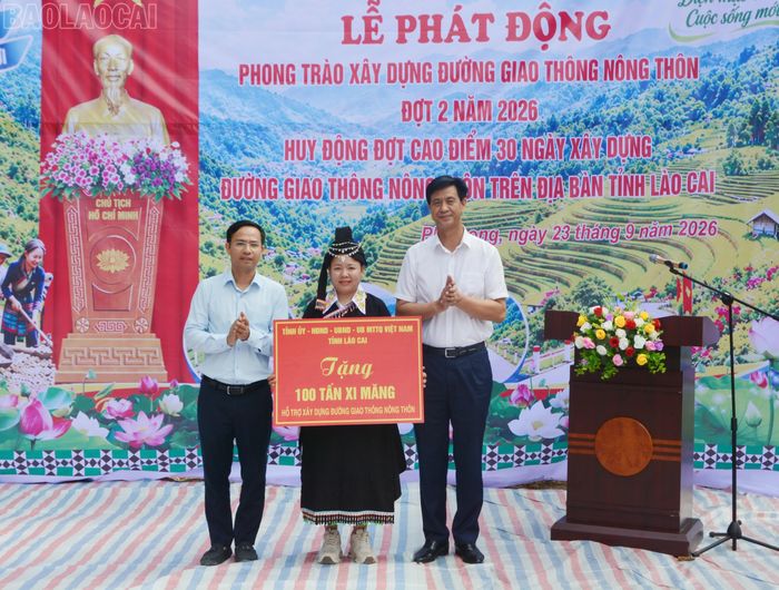  Đồng chí Phan Trung Bá - Phó Chủ tịch UBND tỉnh trao tặng 100 tấn xi măng cho xã Pha Long. 