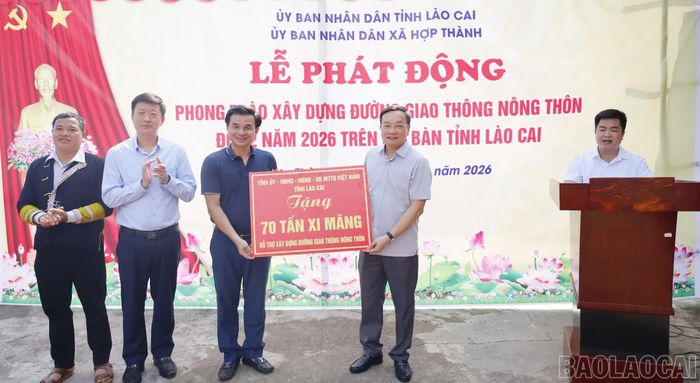 Trao tặng xã Hợp Thành 70 tấn xi măng để hỗ trợ địa phương triển khai các công trình giao thông nông thôn. 