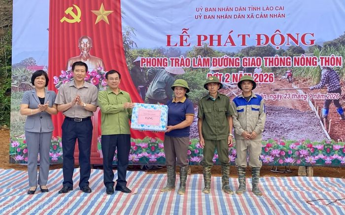  Đồng chí Phạm Toàn Thắng trao hỗ trợ xã Cảm Nhân 70 tấn xi măng và tặng quà động viên các lực lượng tham gia làm đường giao thông nông thôn. 