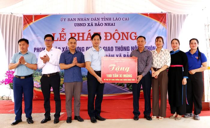  Đồng chí Vũ Quỳnh Khánh trao hỗ trợ của tỉnh cho xã Bảo Nhai xây dựng đường giao thông nông thôn. 