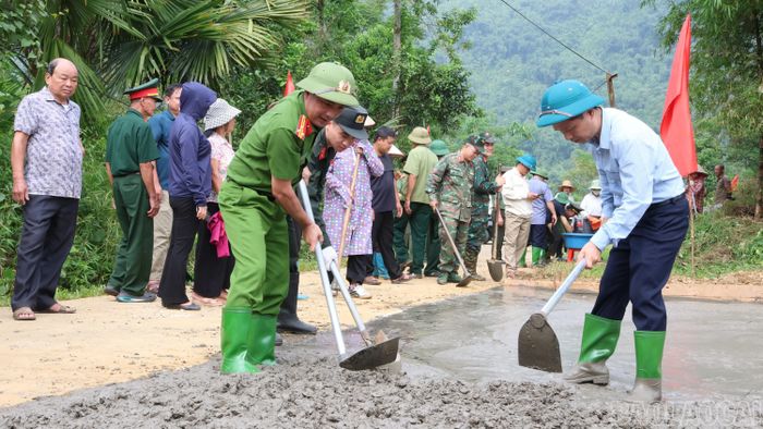  Lãnh đạo Công an tỉnh, Sở Nội vụ và lãnh đạo, cán bộ, nhân dân xã Thượng Bằng La tham gia làm đường giao thông nông thôn. 