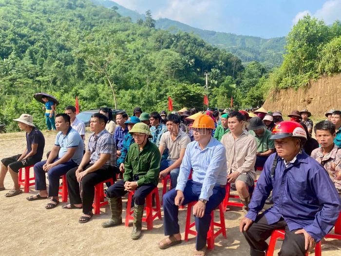  Đại biểu và người dân dự lễ phát động. 
