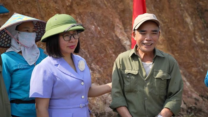  Ngay sau lễ phát động các đại biểu và các lực lượng, người dân đã đổ bê tông tuyến nối thôn Nậm Chủ và Nậm Choỏng, xã Phong Hải. 