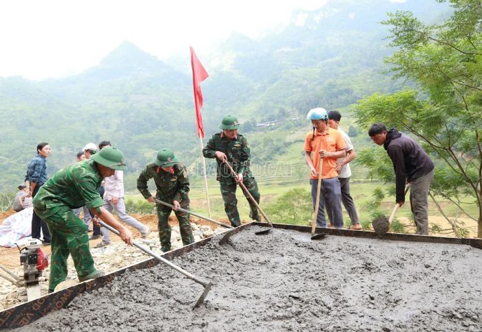  Các đại biểu và Nhân dân ra quân đổ bê tông tuyến đường nội đồng Cán Cấu - Tả Van Chư. 