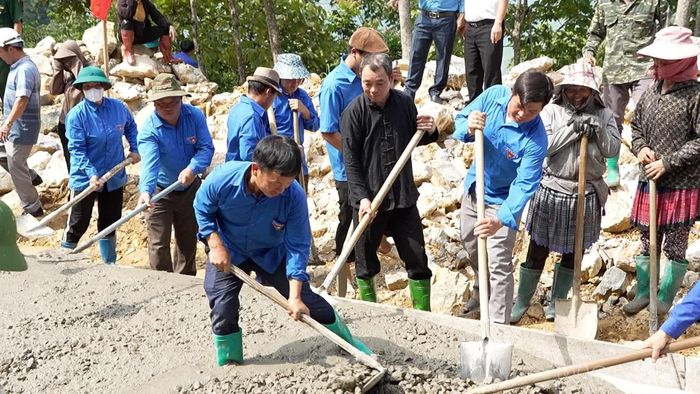  Các đại biểu cùng cán bộ và Nhân dân trực tiếp tham gia đổ bê tông tuyến đường Bản Kha – Bãi rác ngay sau lễ phát động. 