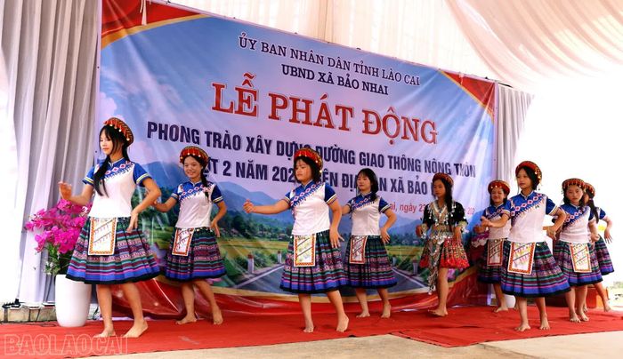  Thiếu nhi xã Bảo Nhai múa hát chào mừng lễ phát động. 