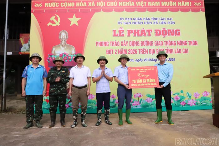  Thay mặt các đồng chí lãnh đạo tỉnh, đồng chí Giàng Quốc Hưng trao tặng 70 tấn xi măng cho xã Liên Sơn xây dựng đường giao thông nông thôn. 