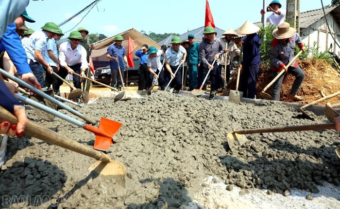  Đồng chí Vũ Quỳnh Khánh và đại biểu tỉnh, lãnh đạo xã cùng người dân Bảo Nhai tham gia đổ bê tông tuyến đường. 