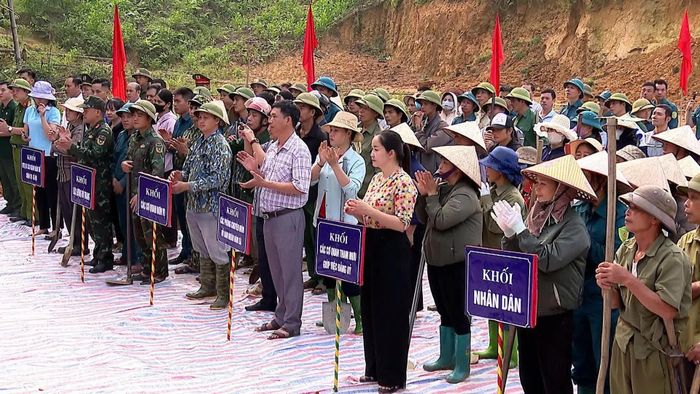  Cán bộ, Nhân dân tham dự lễ phát động. 