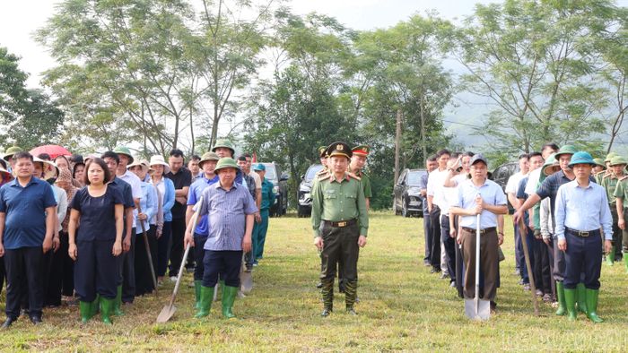  Lãnh đạo Công an tỉnh, Sở Nội vụ và lãnh đạo, nhân dân xã Thượng Bằng La dự Lễ phát động. 