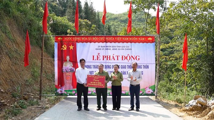  Lãnh đạo tỉnh trao tặng 100 tấn xi măng hỗ trợ xã Sín Chéng xây dựng đường giao thông nông thôn. 
