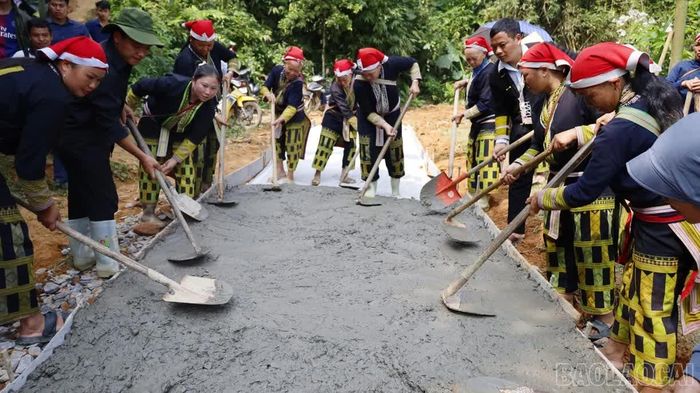  Nhân dân thôn Làng Mới tích cực tham gia mở mới nền đường, tạo mặt bằng thi công. 