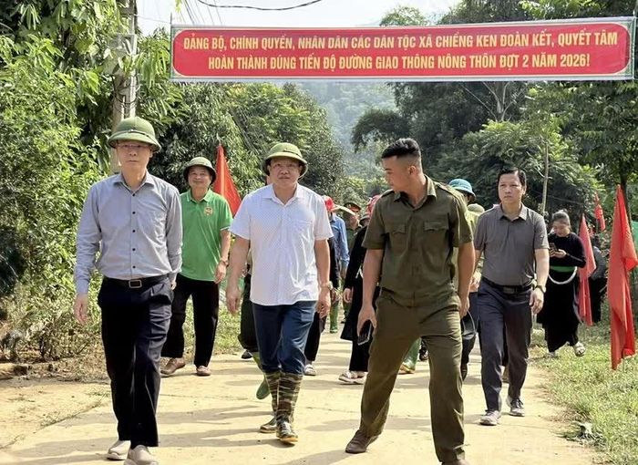  Đồng chí Nguyễn Thành Sinh cùng cán bộ, Nhân dân xã Chiềng Ken khởi công tuyến Dần Thàng - Bẻ 4. 