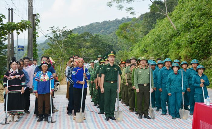  Các lực lượng, người dân xã Pha Long tham gia phát động phong trào làm đường giao thông nông thôn. 