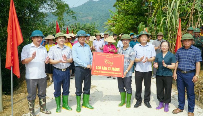  Trưởng ban Nội chính Tỉnh ủy Phan Đăng Toàn trao tặng 100 tấn xi măng của tỉnh cho xã Lâm Thượng. 