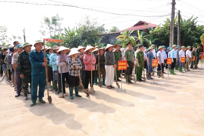  Các đại biểu và Nhân dân dự lễ phát động. 
