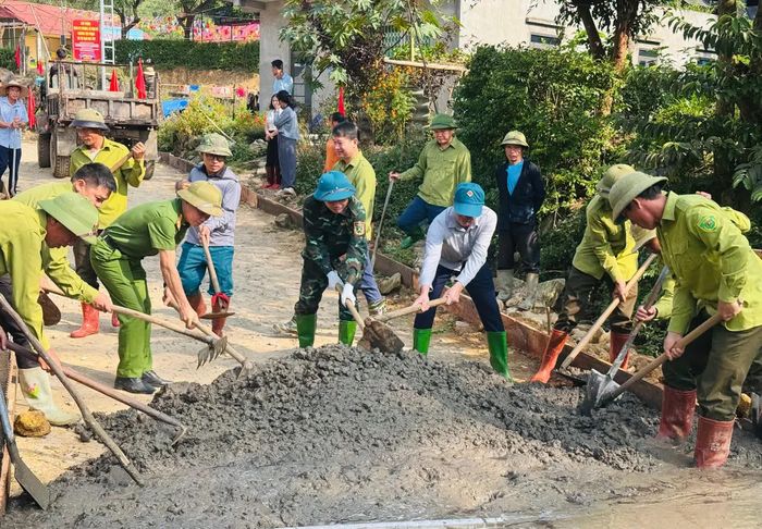 Các lực lượng tham gia làm đường giao thông.
