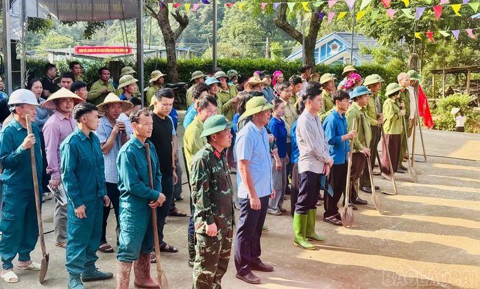 Các lực lượng dự lễ ra quân.