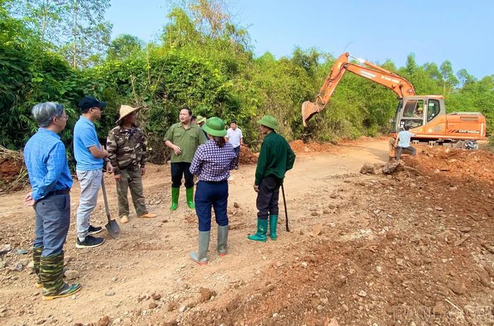 Lãnh đạo phường Trung Tâm cùng các lực lượng kiểm tra thực địa tuyến đường.
