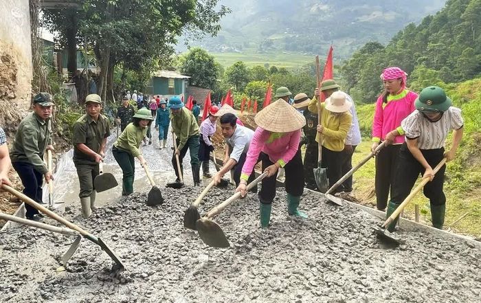  Lãnh đạo và người dân tham gia đổ bê tông tuyến đường Cửa Cải - Mường Vi. 