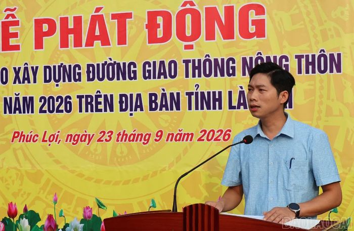 Chủ tịch UBND xã Phúc Lợi phát động ra quân làm đường giao thông đợt 2 trên địa bàn xã.