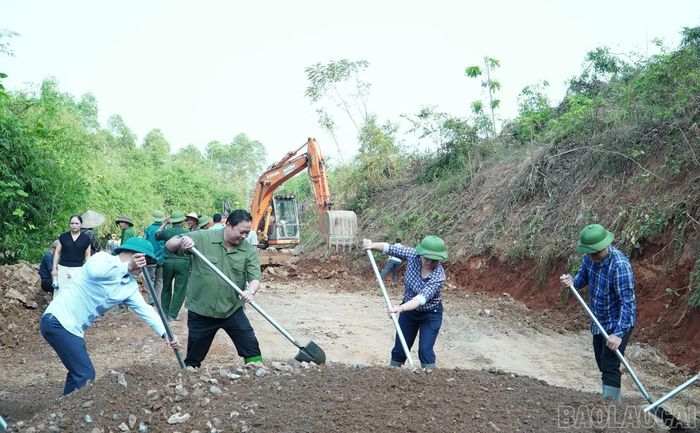 Các đồng chí lãnh đạo phường trực tiếp tham gia san gạt, thi công tuyến đường giao thông nông thôn.