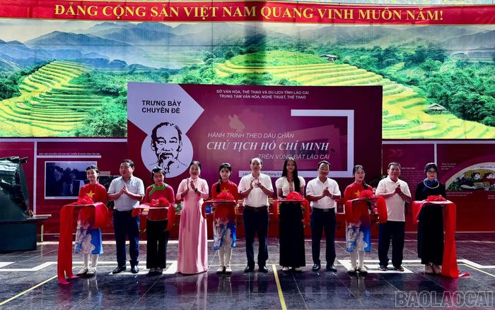 Đại biểu cắt băng khánh thành Không gian trưng bày chuyên đề "“Hành trình theo dấu chân Chủ tịch Hồ Chí Minh trên vùng đất Lào Cai”.