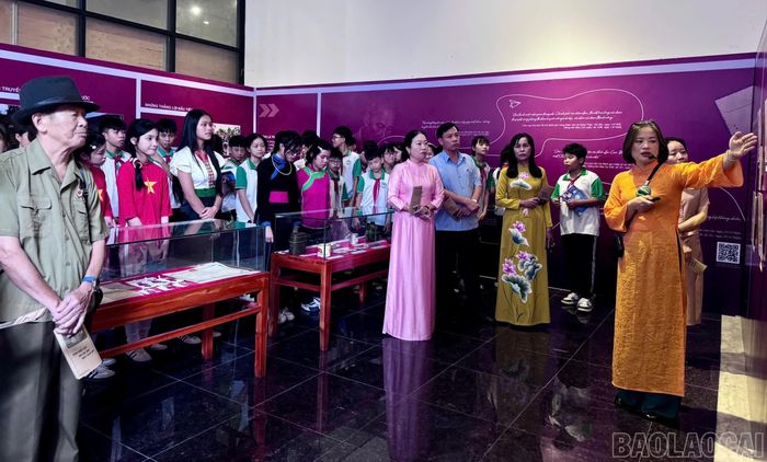 Đại biểu và các em học sinh tham quan trưng bày chuyên đề “Hành trình theo dấu chân Chủ tịch Hồ Chí Minh trên vùng đất Lào Cai”.